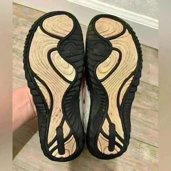 Jsport light grey, pink and black strap sandals size 8 - Picture 2 of 7